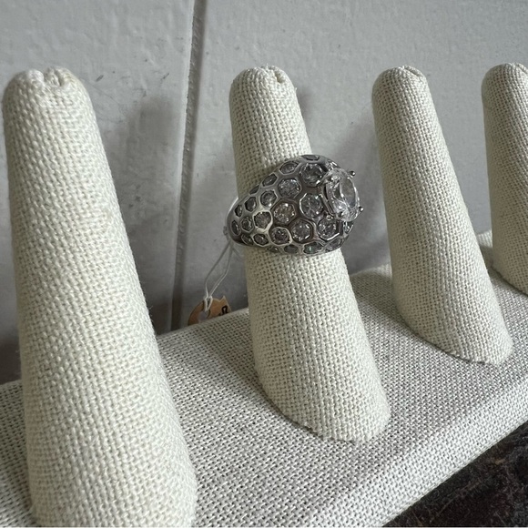 Sterling ring
Stamped 925
SZ 6.25 - Picture 2 of 5